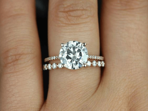 Cặp nhẫn đính hôn solitaire và nhẫn cưới pave  - Pinterest