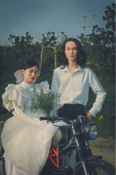 A pair of white gloves and cascade bouquet are also an interesting accessory when you take vintage photos. (Photo of Jin Ju) - Facebook